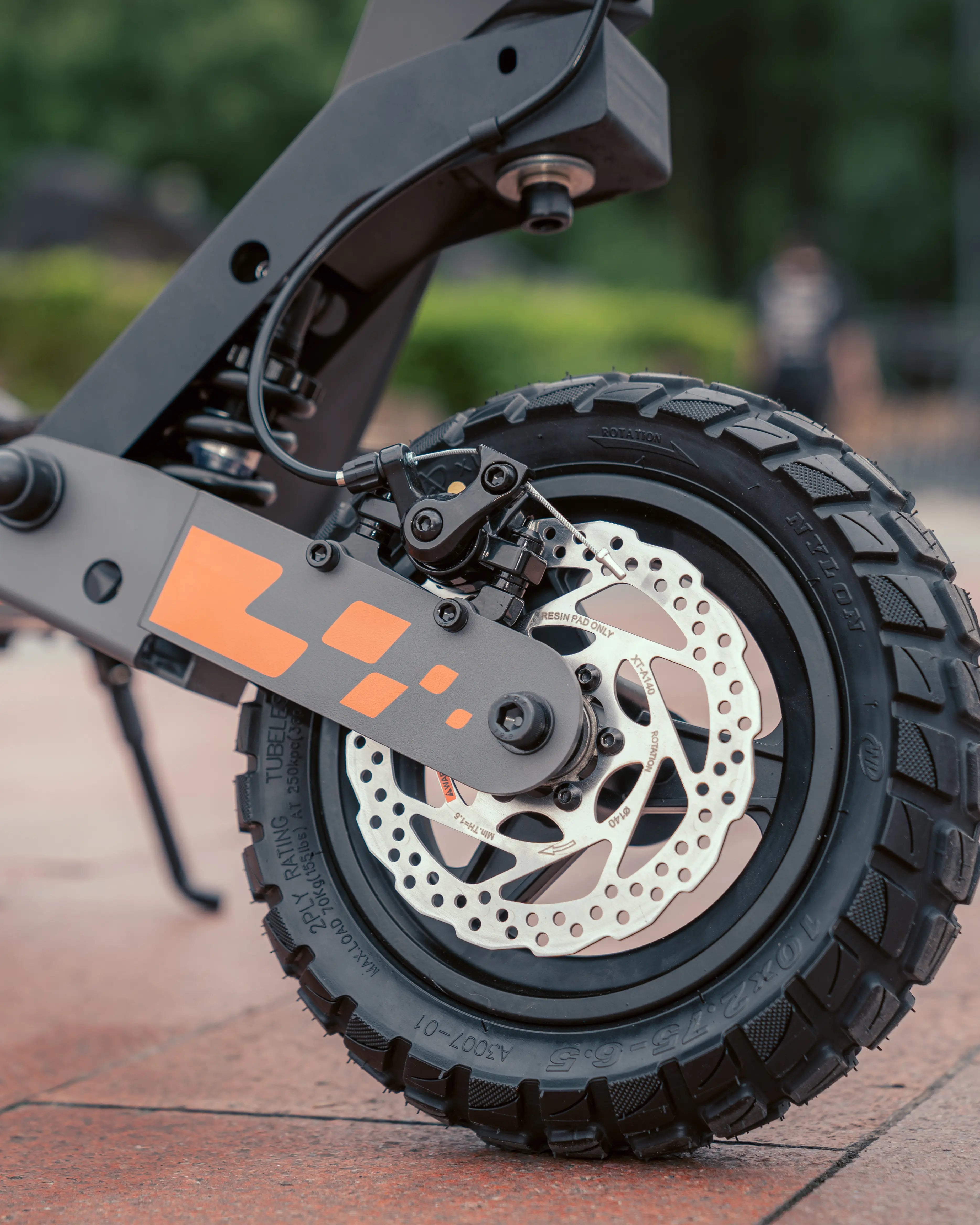 Precision-Doppelscheibenbremsen und E-ABS bieten erstklassige Bremskraft für eine sichere Fahrt in jedem Verkehr.