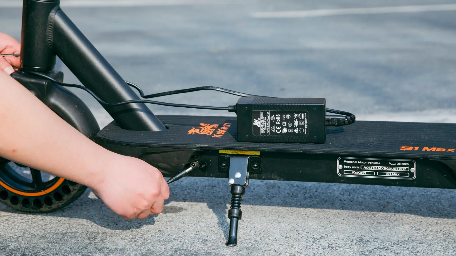 KuKirin S1 Max electric scooter charging process with 7–8 hour full charge time, supporting up to 39km urban riding range.