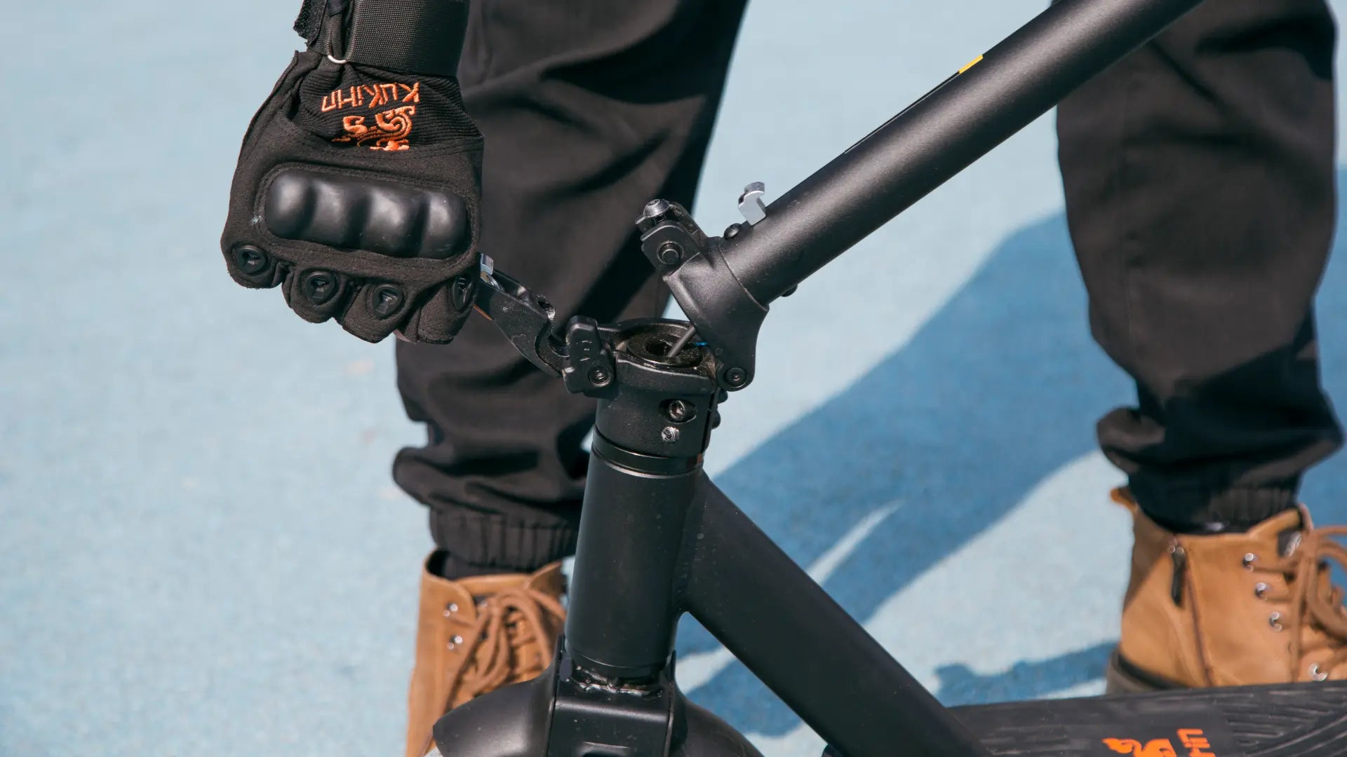 KuKirin S1 Max electric scooter one-step folding system designed for fast folding and convenient storage in urban environments.
