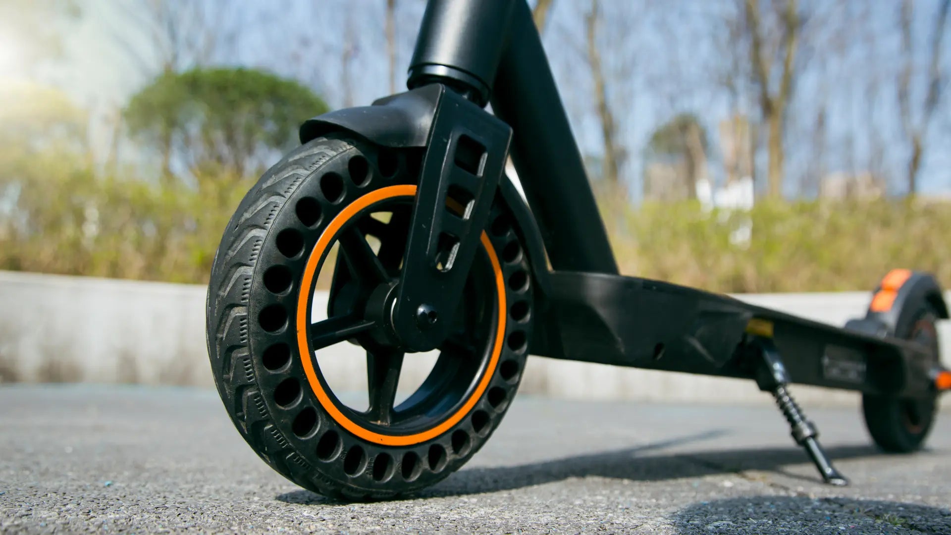KuKirin S1 Max 8-inch honeycomb solid front tire, puncture-resistant design for stable and safe urban commuting.