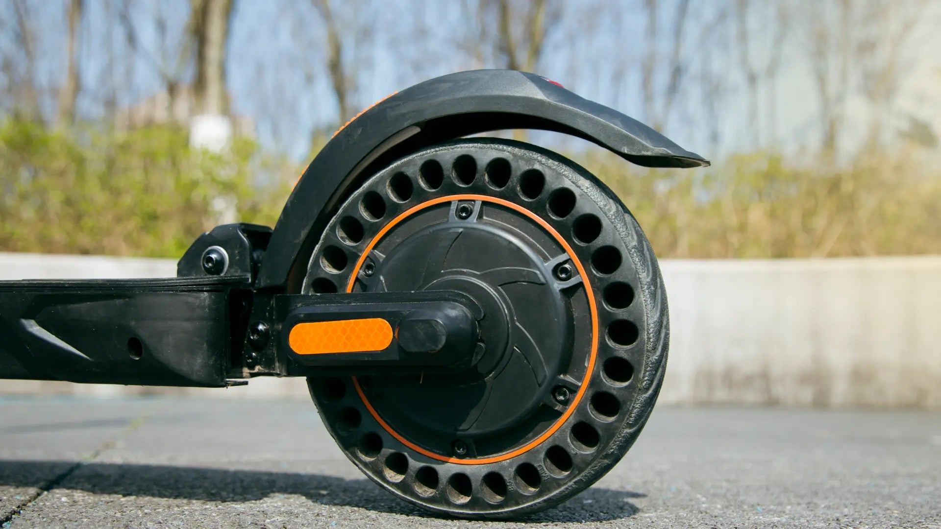 KuKirin S1 Max 350W rear hub motor with honeycomb tire, delivering stable power and up to 25km/h top speed for city travel.